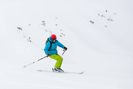 在佐治亚州的滑雪胜地而阳光明媚的冬日滑雪上新鲜的雪滑雪斜坡上滑雪