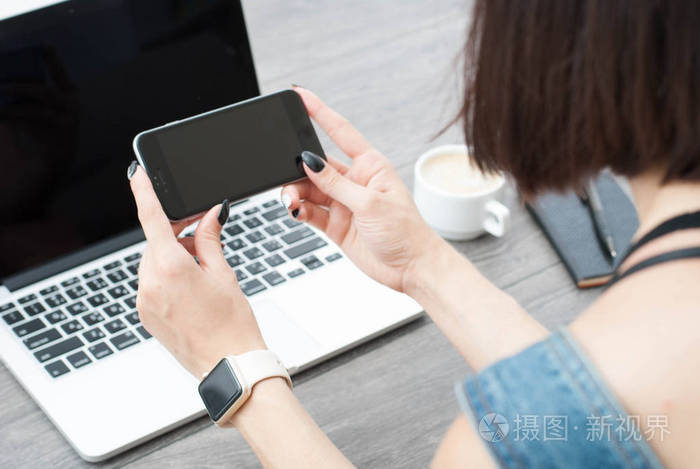 智能手机在一个女孩的手食指点击智能手机屏幕