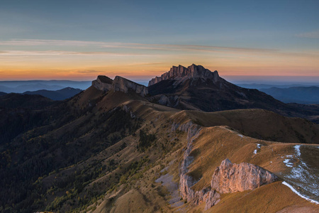 金色的秋天，在高加索和 Adygea 中的自然公园大撒奇山的山坡上