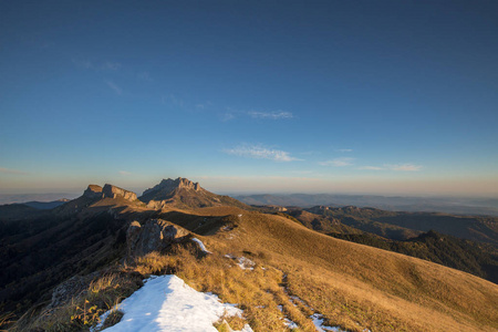 金色的秋天，在高加索和 Adygea 中的自然公园大撒奇山的山坡上