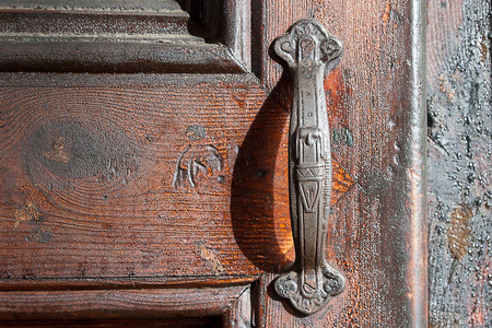 敲门密钥旧木门, 有一个用于打印的旧门把手照片