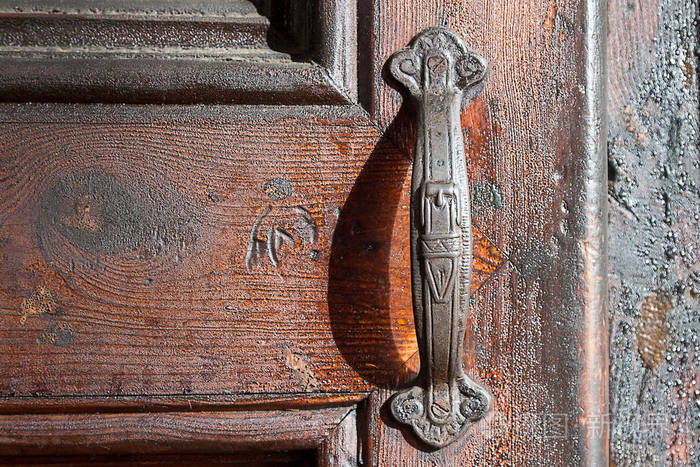 旧木门有一个用于打印的旧门把手