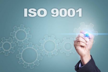 商人在虚拟屏幕上绘图。iso 9001 概念