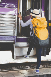 背包旅行者女孩走上单独的火车。旅行 jour