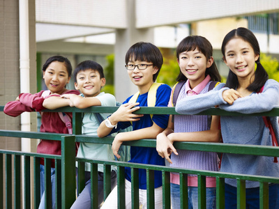 亚洲朋友画像一群亚洲小学孩子的画像照片