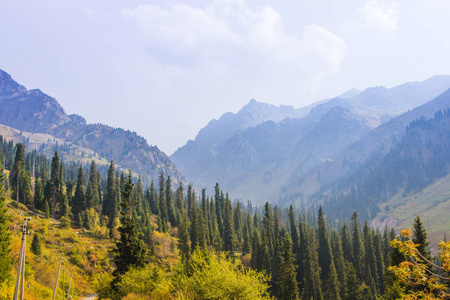 Tuyk 苏峡谷附近 Shymbulak 滑雪胜地。在天山山脉