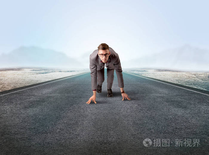 跪在准备姿势的商人