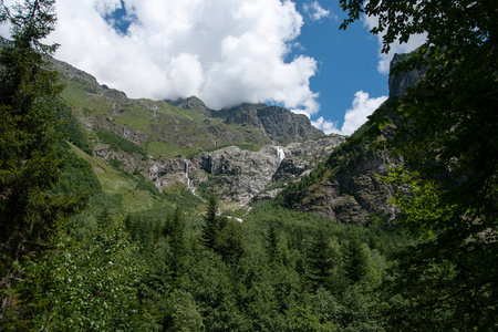 在山中徒步旅行