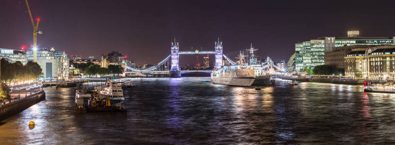 伦敦塔桥和 Hms 贝尔法斯特的军舰