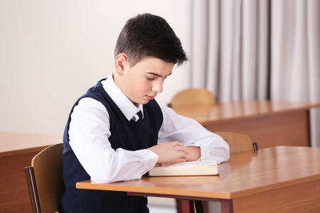 小学生坐在教室的桌子前照片