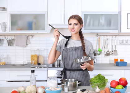 品尝食物的少妇照片