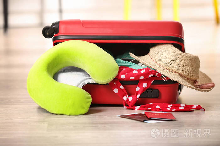 旅行枕和手提箱