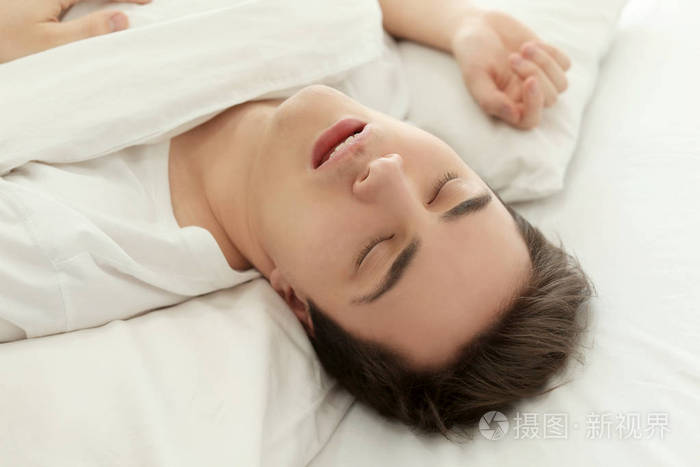 睡在床上的男人照片-正版商用图片0xzm1g-摄图新视界