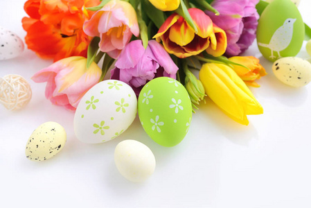 复活节彩蛋与白色背景上的郁金香花