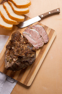 烤猪肉用香草和香料的木板和切片 w