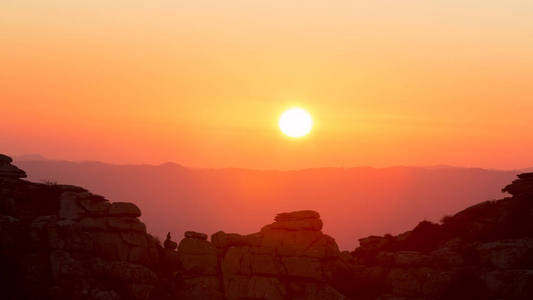 山上的日落。马拉加 antequera 的 torcal