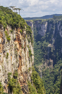 在 Itaimbezinho 峡谷瀑布