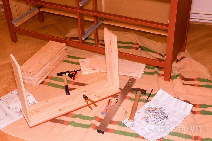 组装家具抽屉梳妆台的组合柜家具装配用工具和紧固件
