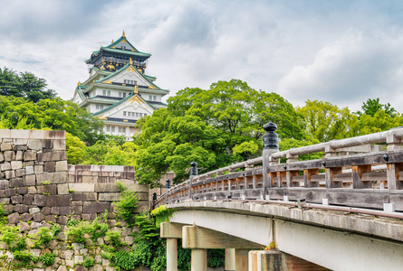 在阴天的时候，日本大阪城堡