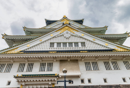 在阴天的时候，日本大阪城堡