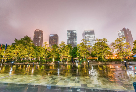 在一个下雨的夜晚，日本大阪街头