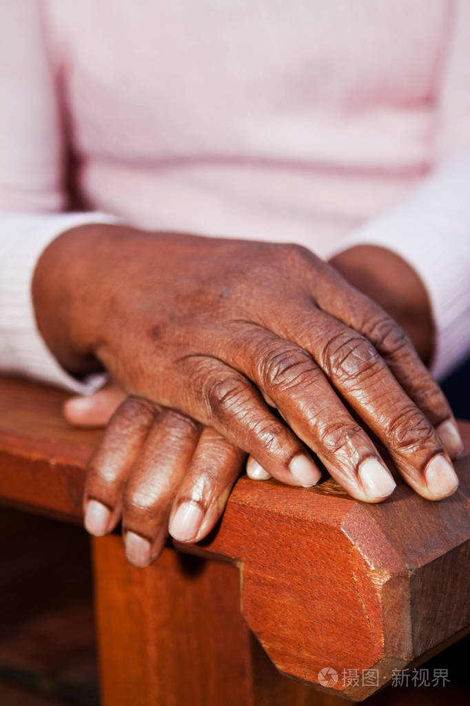 非洲裔美国高级女人手的肖像