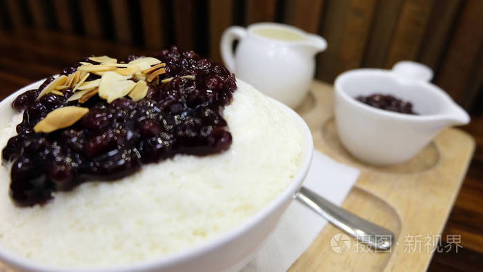 bingsubingsoo用木桌上的红色豆韩国甜点