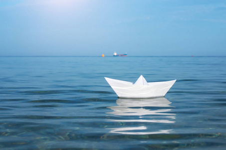 纸玩具船和深蓝色的大海