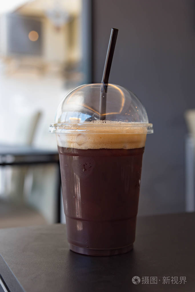 塑料杯的冰镇黑咖啡美式咖啡