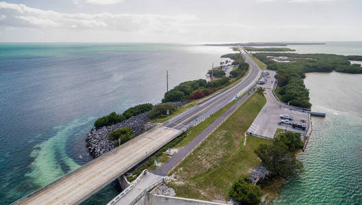 佛罗里达州公路桥梁海外的美丽鸟瞰图