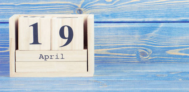 4 月 19 日在木制的多维数据集的日历上的日期照片