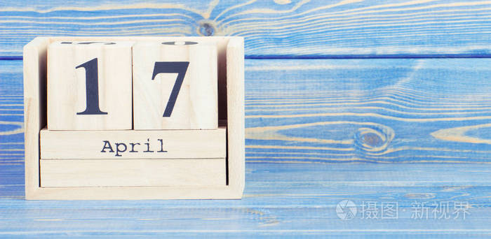 老式的照片，4 月 17 日。4 月 17 日在木制的多维数据集的日历上的日期