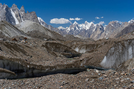 纹理的 Baltoro 冰川在俯瞰峰值，K2 迷航，巴基斯坦