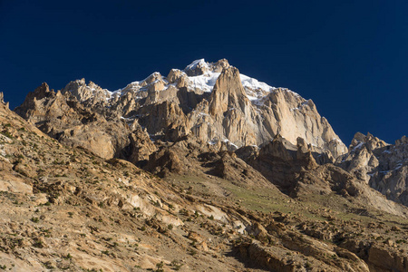 在 K2 登山道路，巴勒斯坦权力机构的标志性峰之一的山峰俯瞰