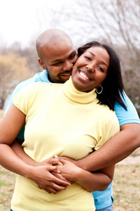 爱快乐非裔美国人夫妇拥抱和微笑
