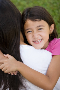 和亚州人交谈爱的亚州的母亲和她的女儿微笑照片