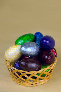 在黄色背景上一篮子中的复活节彩蛋