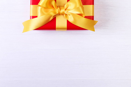 黄色蝴蝶结的礼品盒。红本包