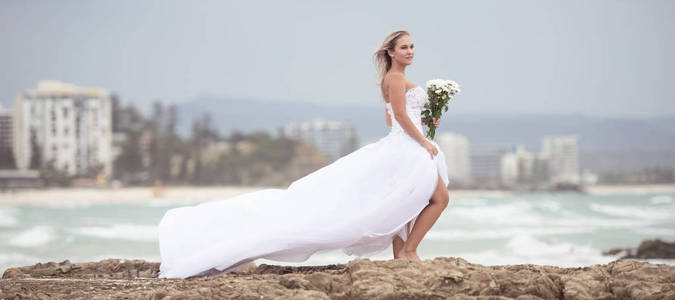 在新南威尔士州的鲷鱼岩石海滩的新娘