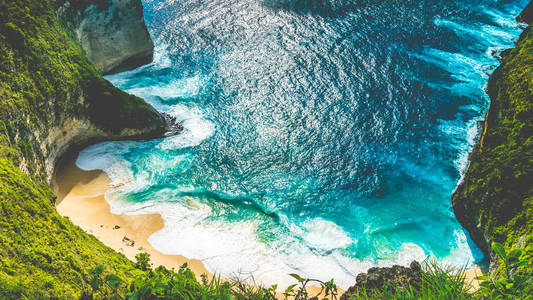 曼塔湾或 Kelingking 海滩，海滩上 Nusa Penida 岛，巴厘岛，巨大的海浪