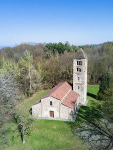 古老的意大利乡村教堂里的鸟瞰图