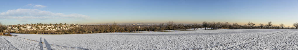 在坏 Soden，德国与雪湾全景冬季景观