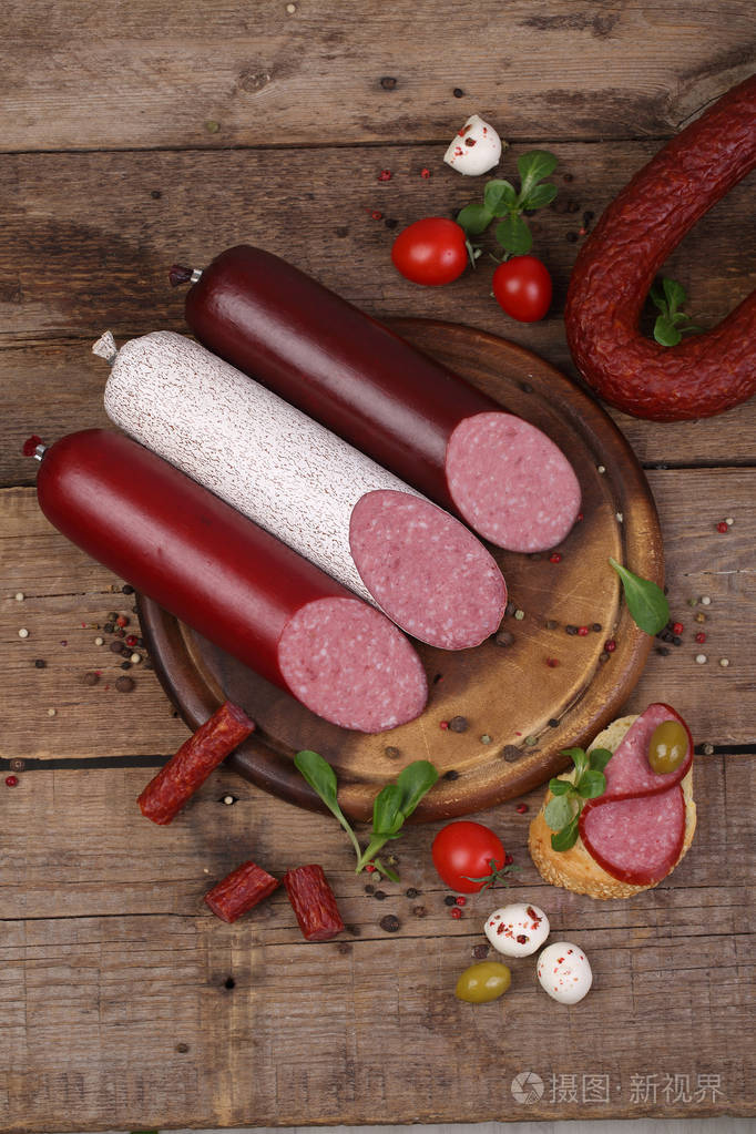木制的桌子上的不同品种 sausage