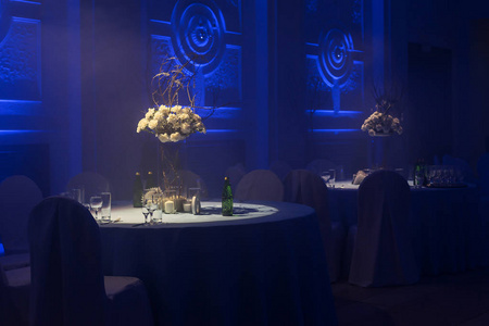 宴会厅在蓝色的薄雾中图片