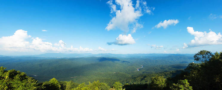 景观夏山绿草与蓝蓝的天空