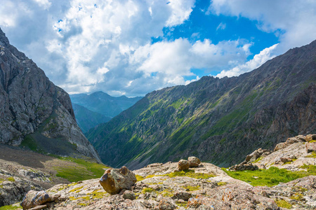 美丽的山景观吉尔吉斯斯坦