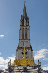 镀金的皇冠的广告，广告上教堂十字架在卢尔德