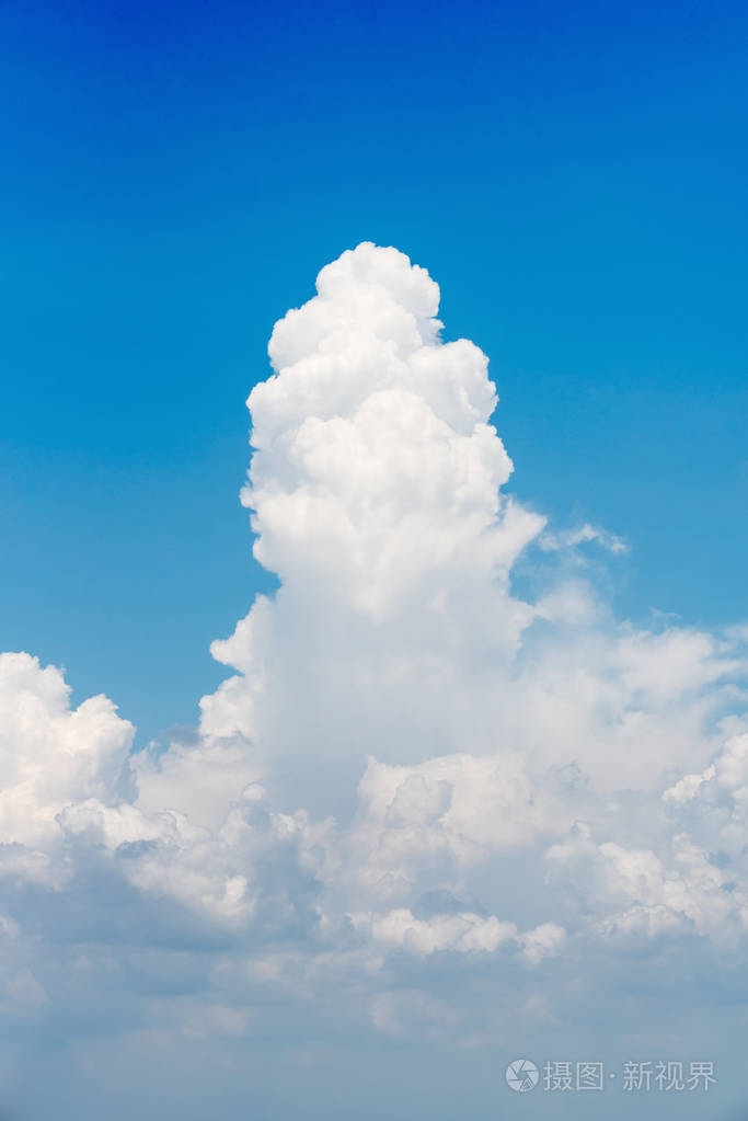 在白天中蓝蓝的天空背景上自然白色云