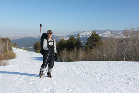 俄罗斯阿尔泰山间雪徒步的人图片