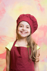 小女孩厨师与笑脸的帽子和围裙图片